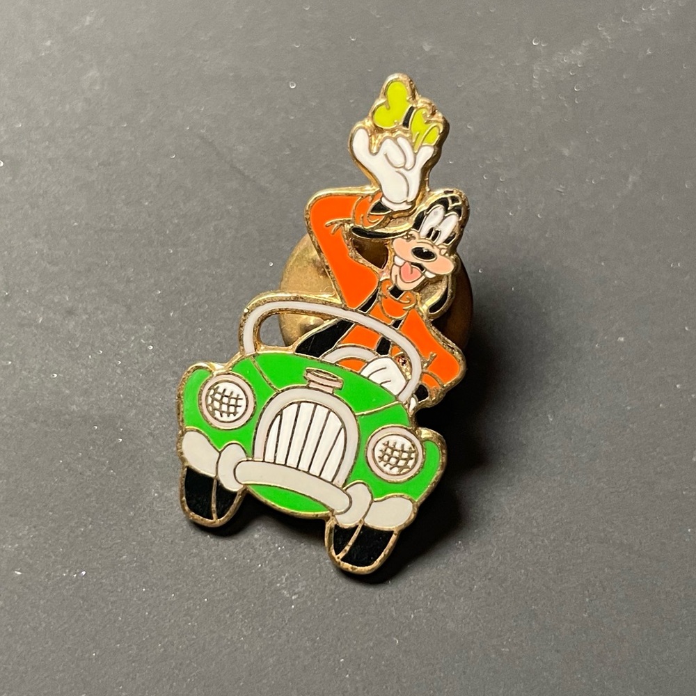 Goofy Driving Vintage Disney Enamel Trading Pin